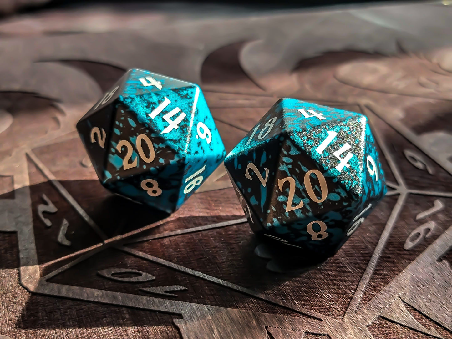 Level Up Dice - 35mm Knightwing Amarante Font - Aluminium D20
